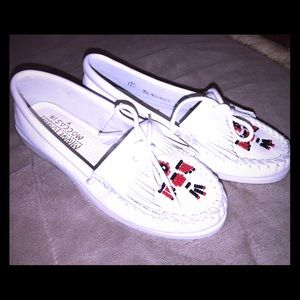 NWOT Women’s White Leather Minnetonka Moccasins.